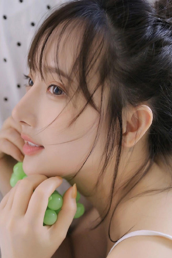 拿着葡萄的极品清纯美女侧脸特写图片