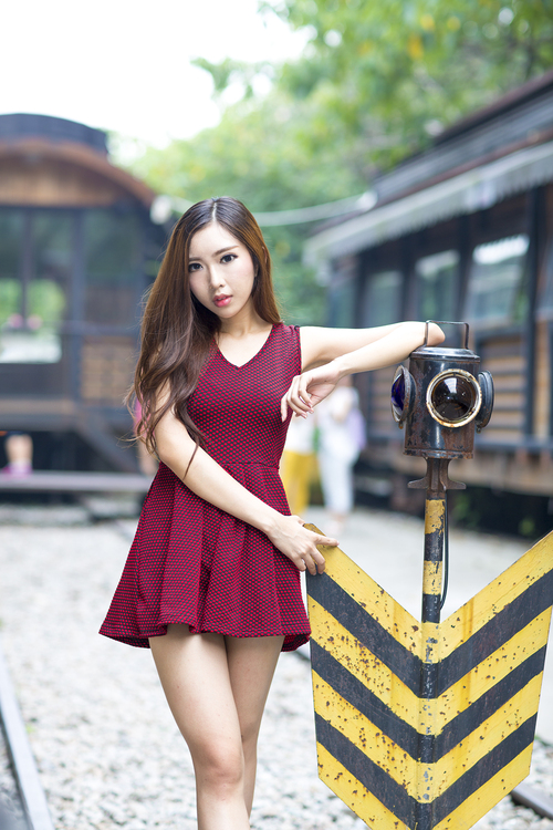 清纯少女的屋檐下的美