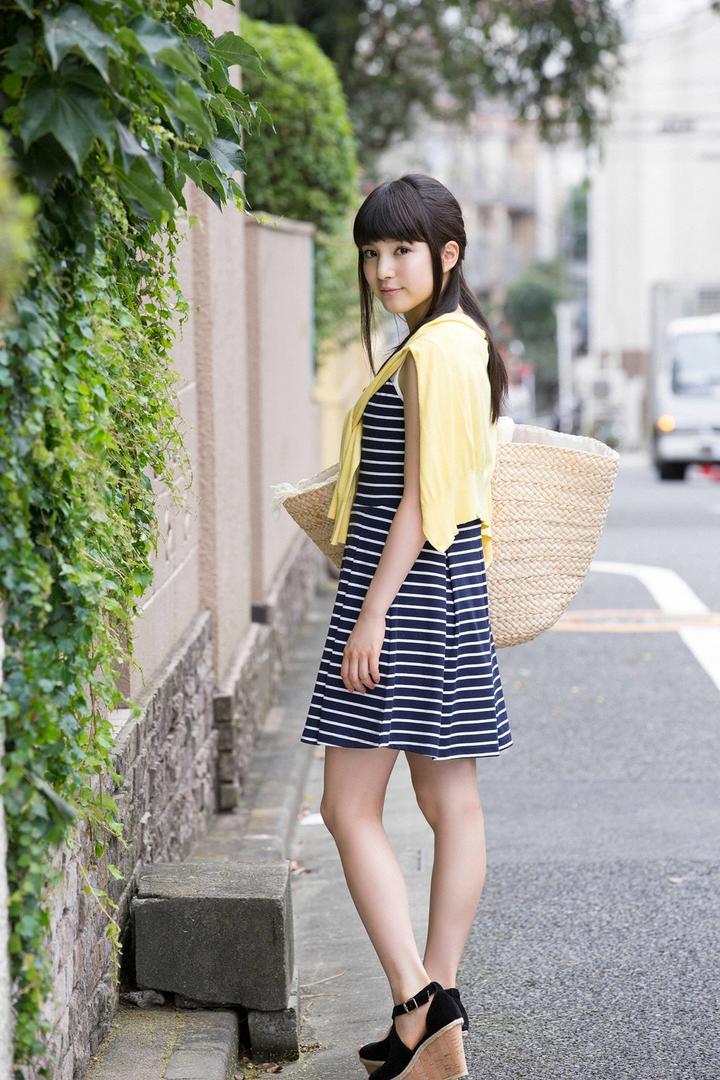 走在街上的日本清纯美女图片