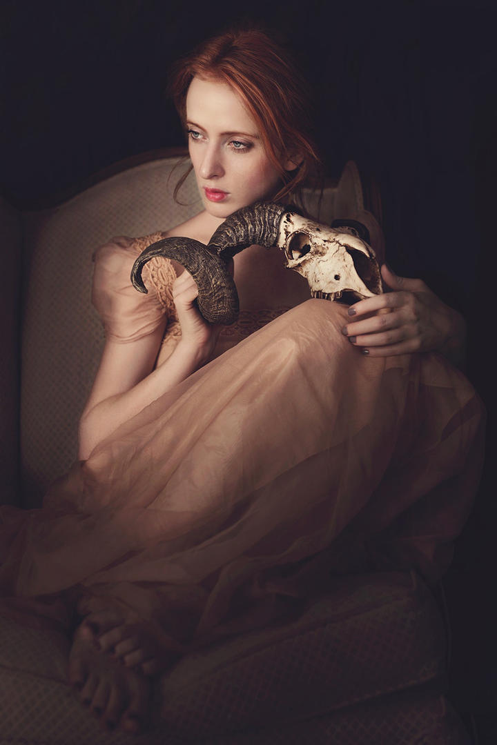 拿着动物骨头的欧美气质女生艺术写真