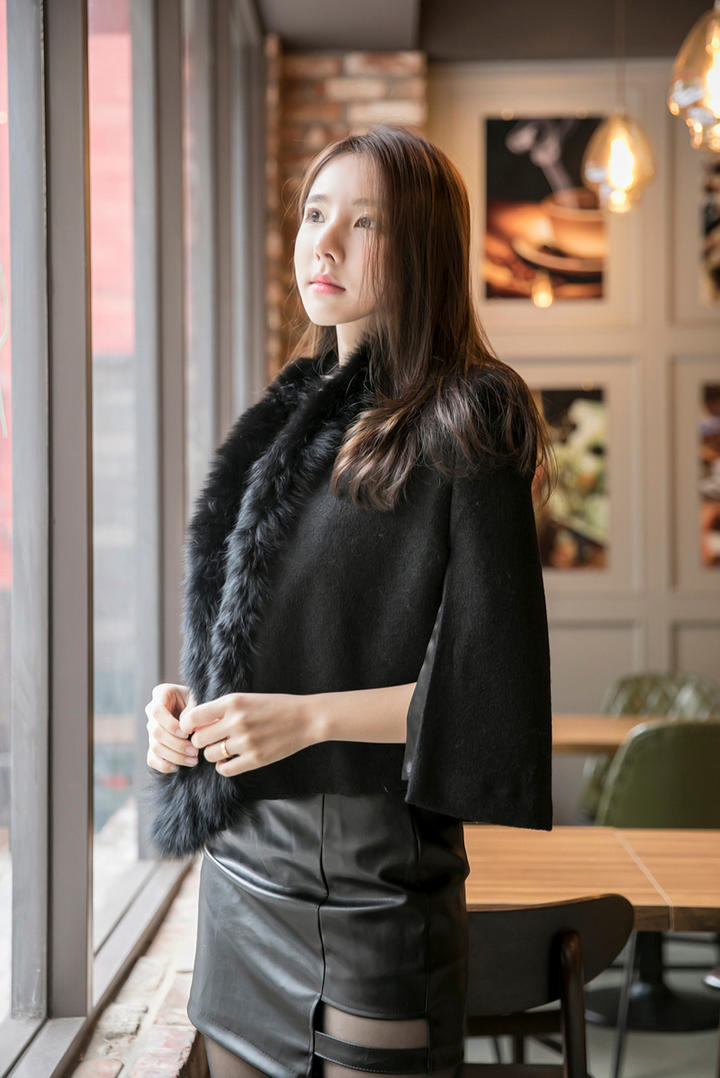 站在窗户边的韩国美女金孝轩图片