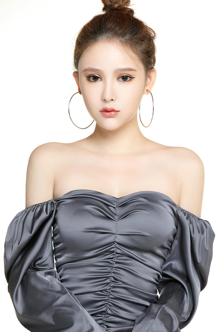 扎着丸子头的时尚美女模特个人艺术照大图