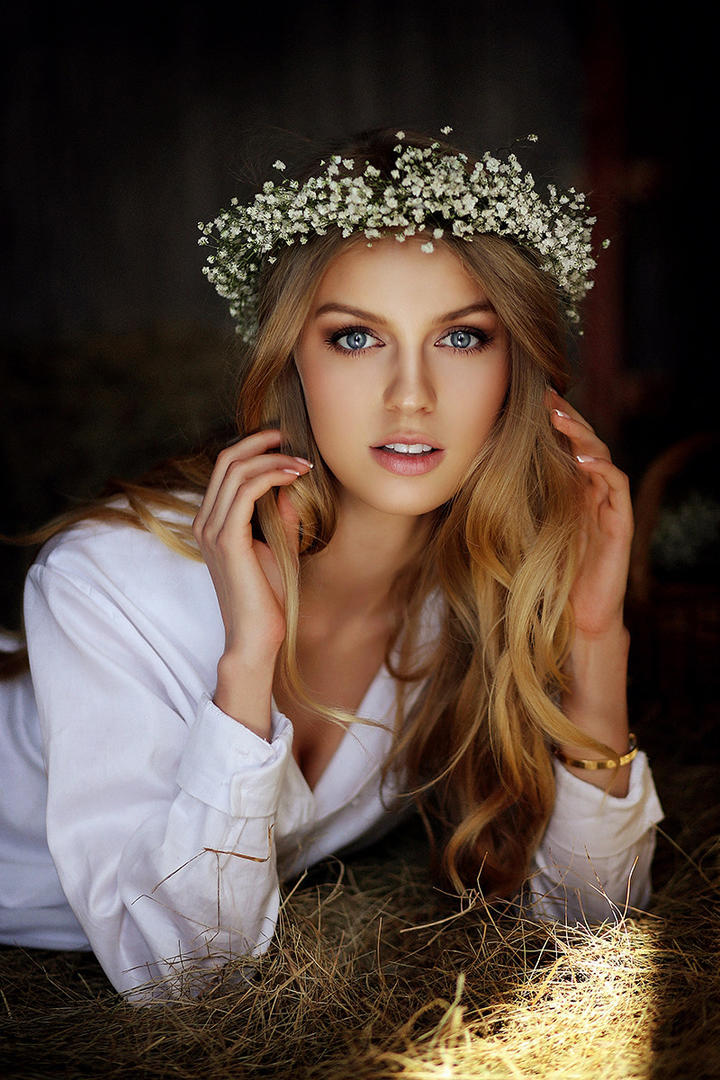 戴着花环的高清欧美金发美女图片