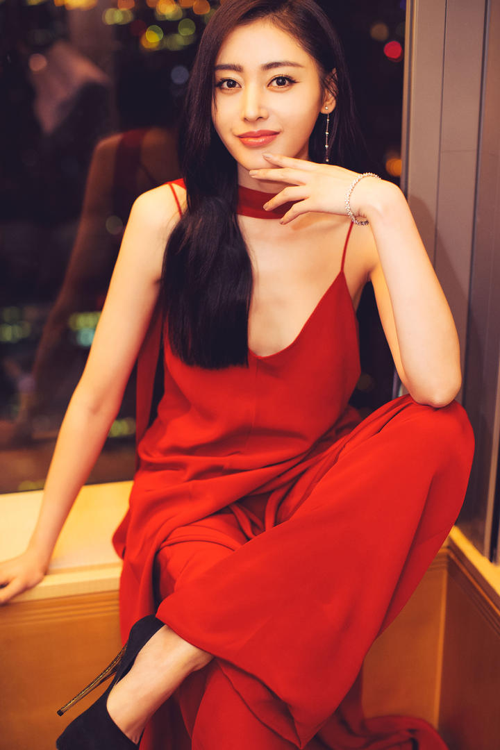 一身红裙的国产美女明星张天爱图片