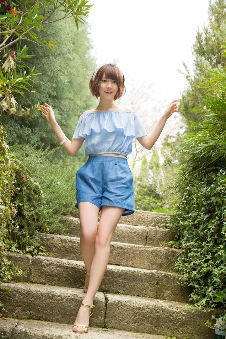 爬山的日本短发美女清纯美女壁纸图片下载