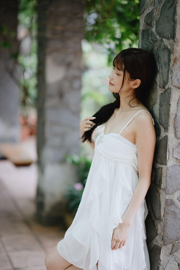 吊带白裙美女摄影图片