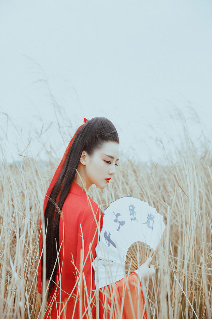 拿扇子的古装女侠气质小美女图片