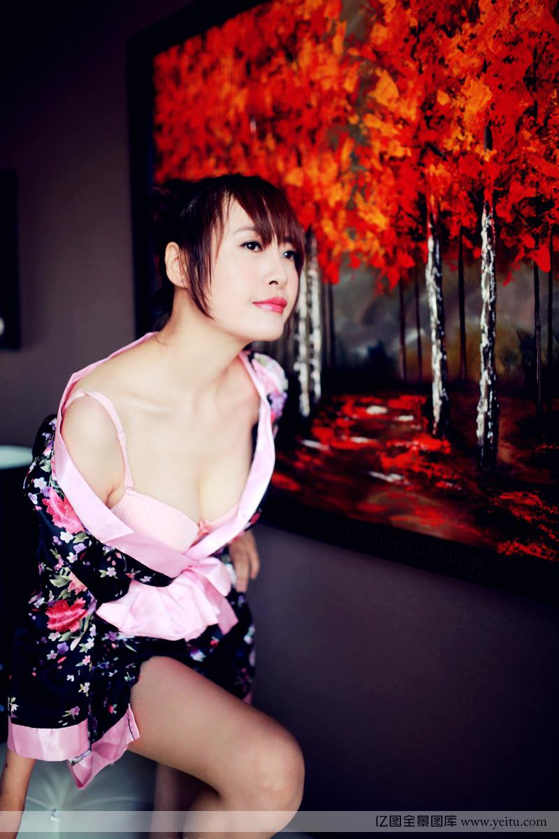 美女模特伊贞羽室内小性感内衣写真