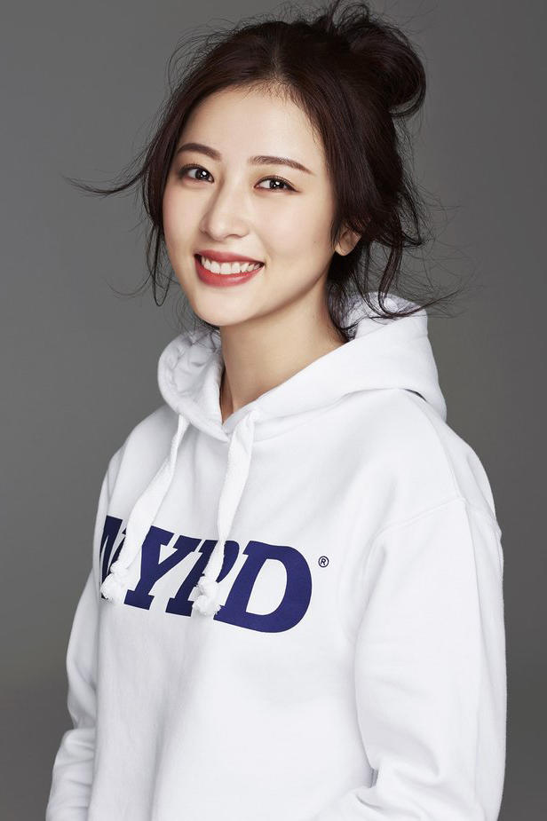 90后内地美女明星周雨彤图片