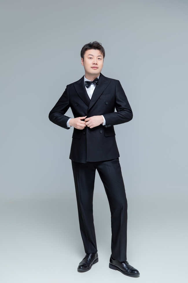 黑色西装新郎帅哥图片
