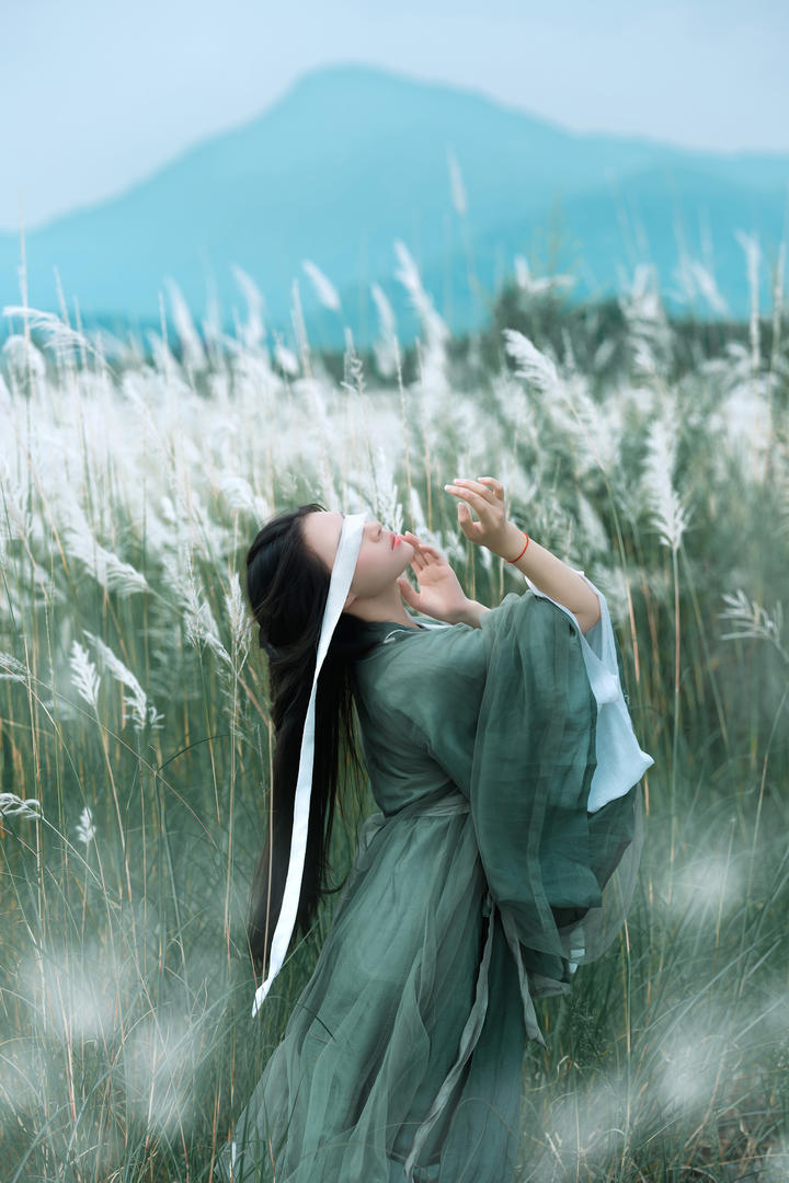 抖音美女主播荒野唯美古典汉服摄影图片