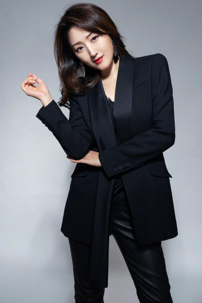 穿着黑色职业制服的美女明星杨钰莹图片
