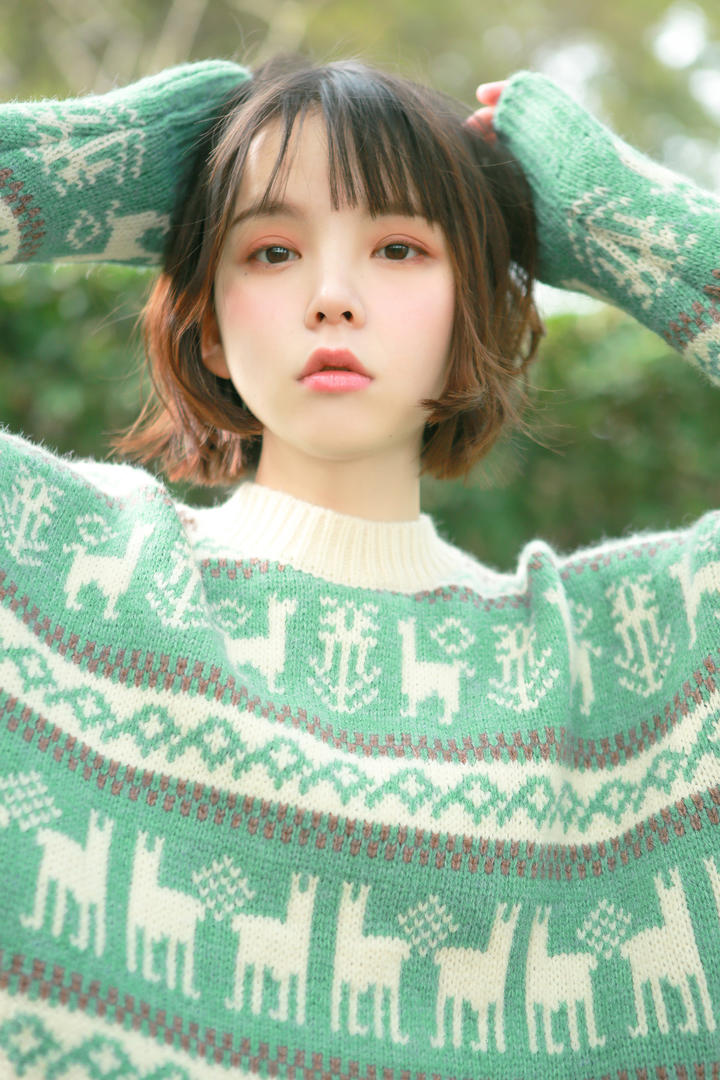 穿着毛衣的国内清纯短发可爱女生图片
