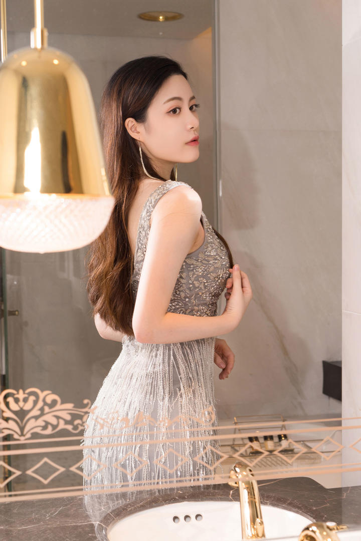 苗条淑女百琳高清克拉女神美女照镜子图片