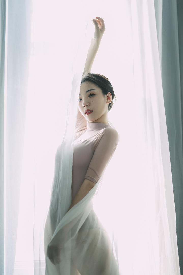 窗帘后若隐若现的体操服美女老师子琪个人艺术写真图片