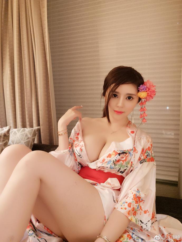 斗鱼TV美女主播张琪格半透明蕾丝睡衣凶器逼人