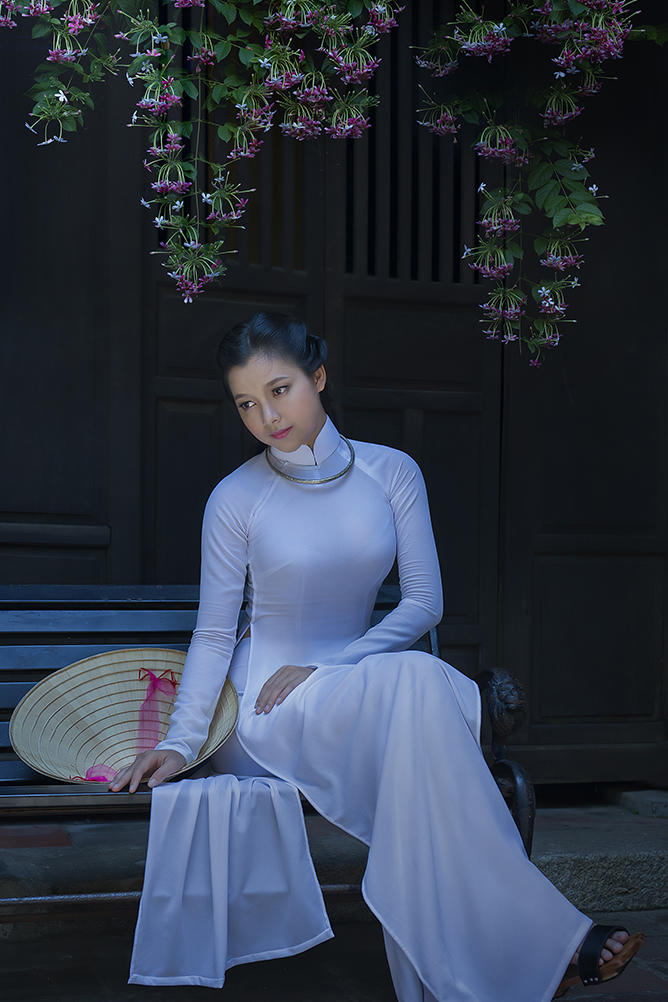 坐在椅子上的越南美女艺术摄影图片