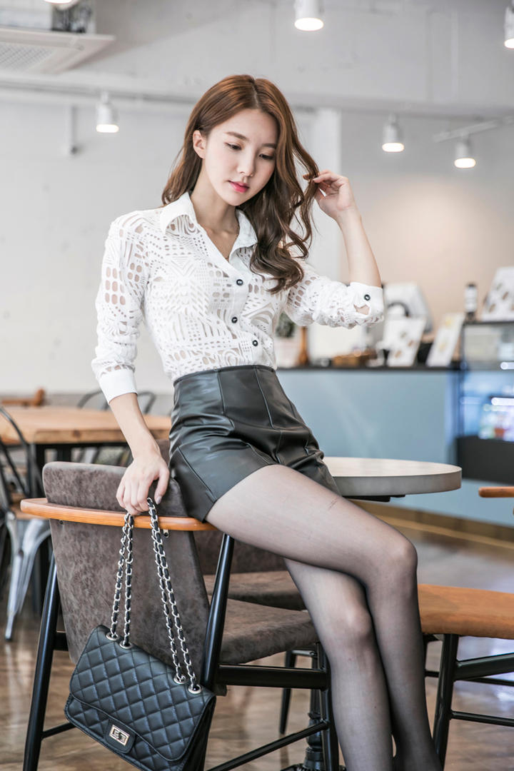 坐在椅子边的韩国极品长腿美女金孝轩写真