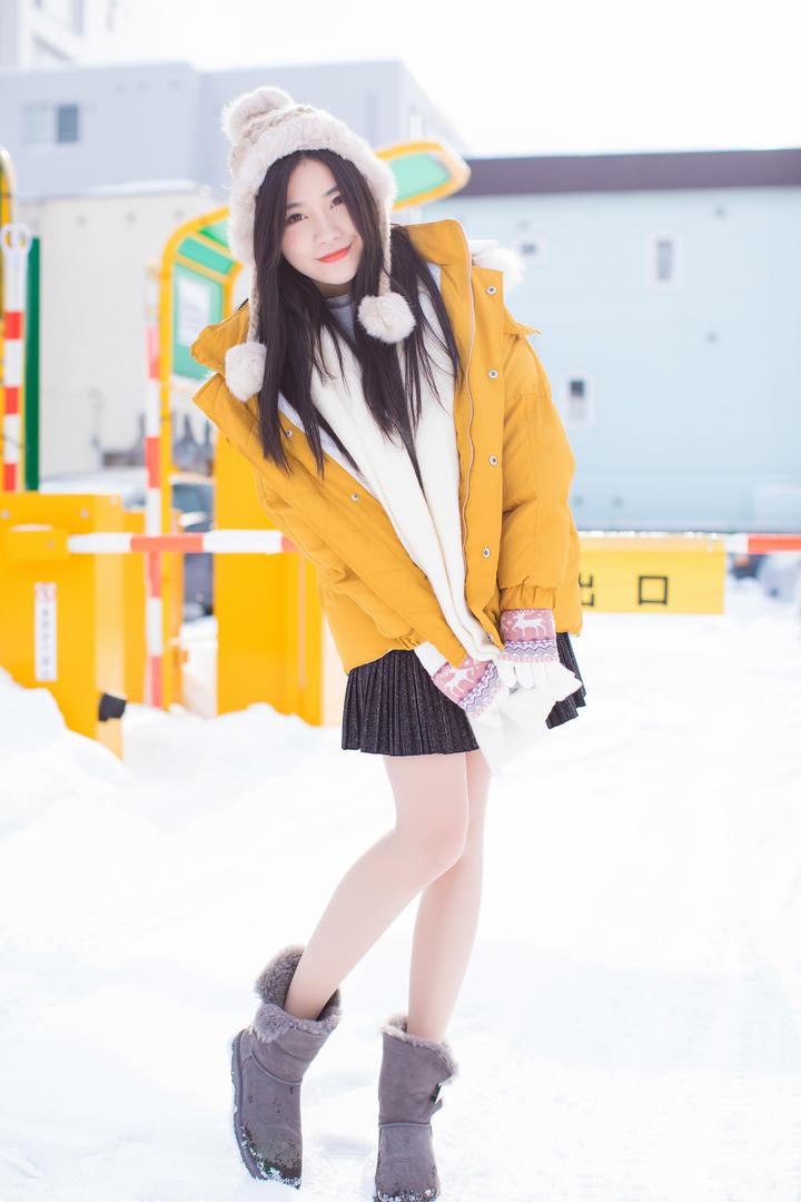 站在雪地里的高清清纯美女壁纸图片
