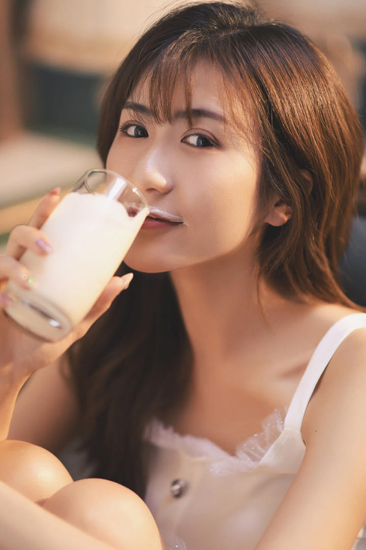 喝牛奶的清纯美女写真图片