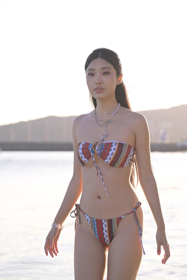 国产手机精品一区吊带比基尼小姐姐性感写真图片