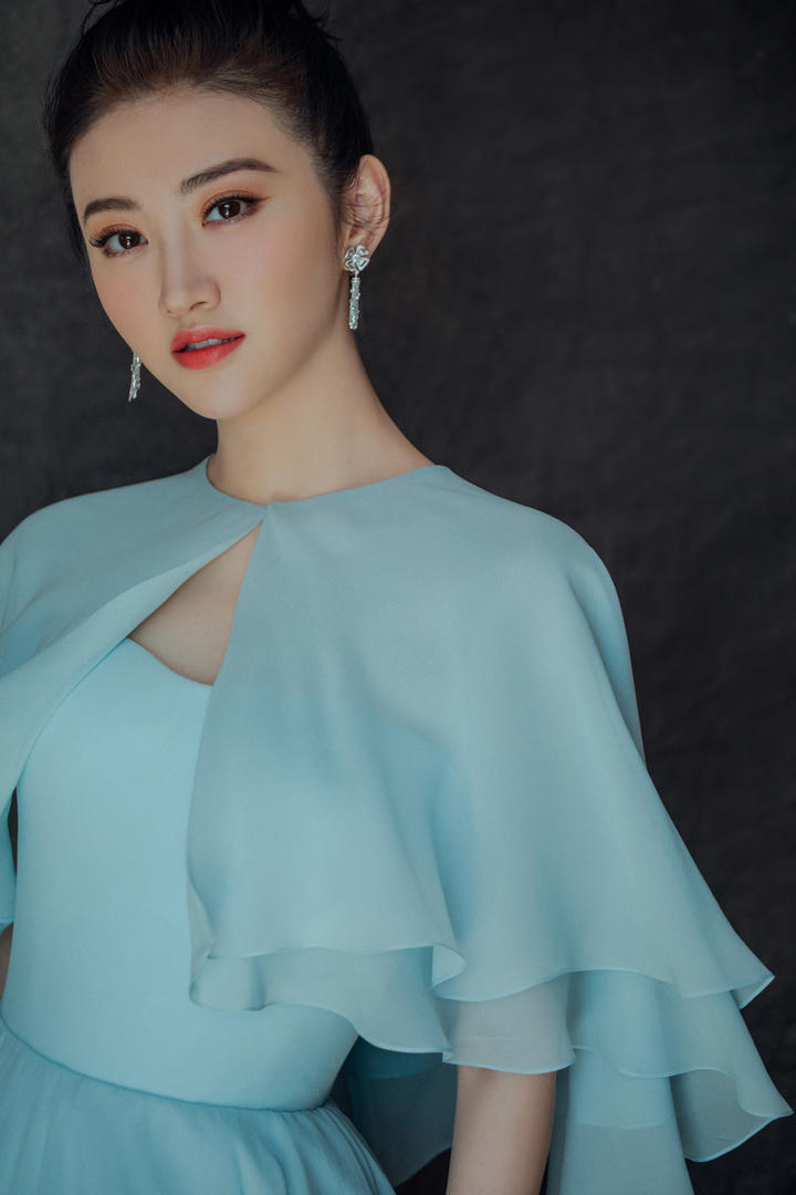 落落大方的美女明星景甜个人写真图片
