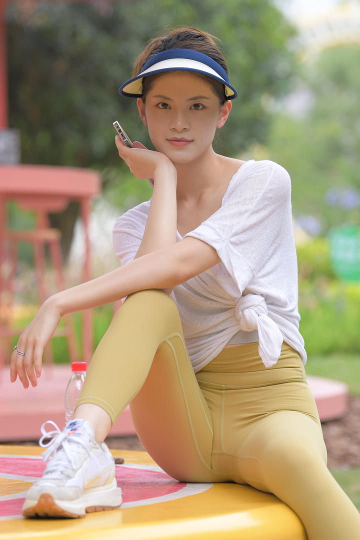 极品街拍黄色紧身裤美女图片免费下载