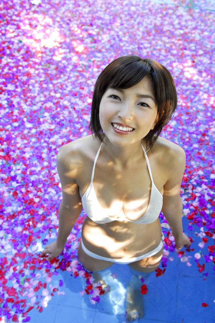 站在泳池里的日本大胸美女写真图片