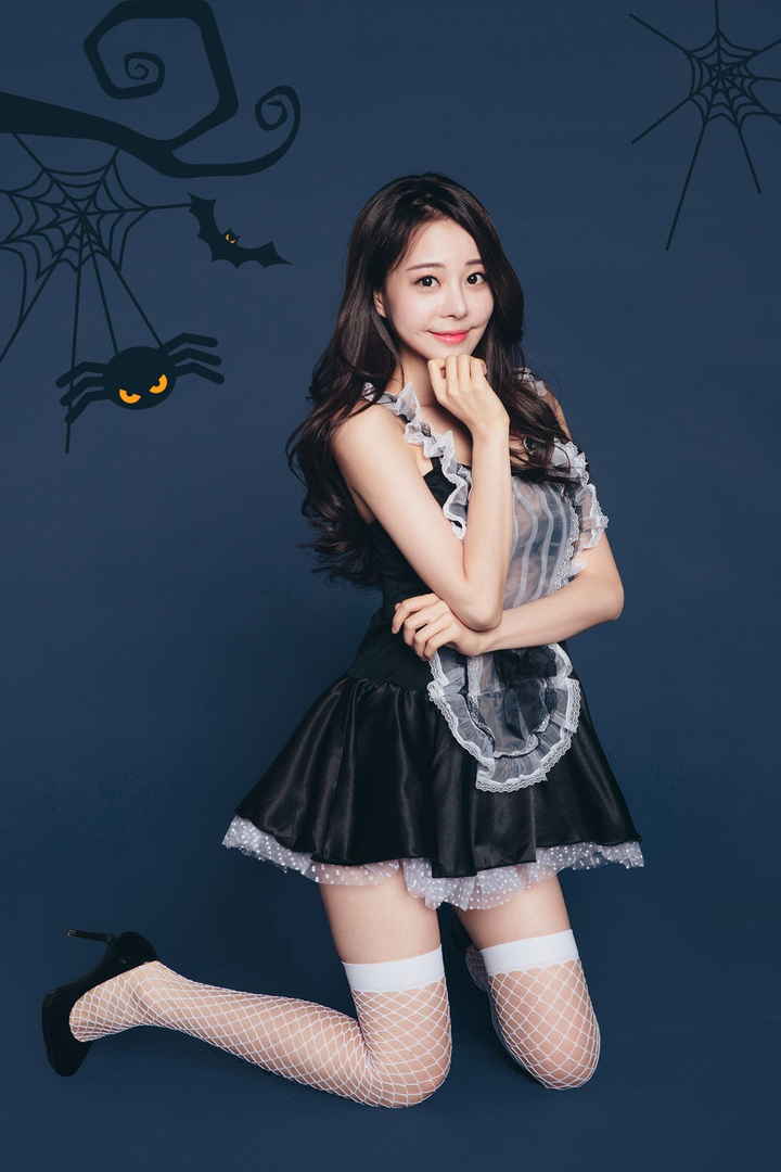 穿着性感女仆装的韩国美女金敏英高清图片