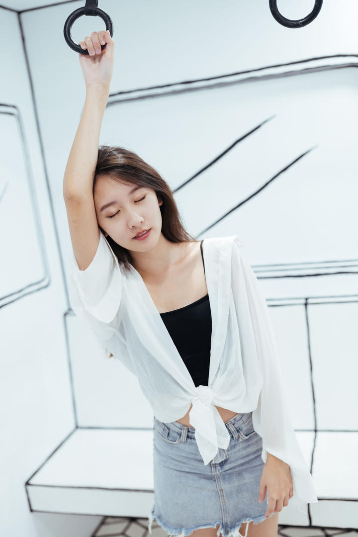 地铁车厢里偷拍超短牛仔裙美女睡觉图片