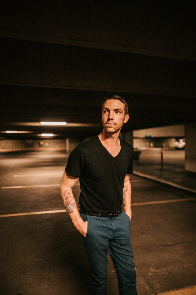 地下停车场帅哥图片