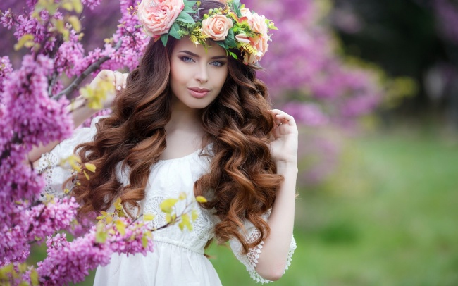 花瓣美女卷发图片