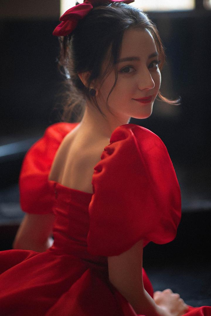 迪丽热巴中国红丸子头可爱喜庆美照