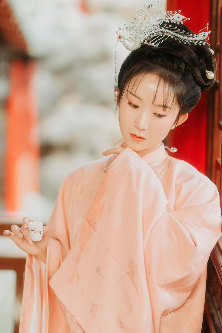 举杯喝酒的唯美温柔古装美女古风艺术写真图片