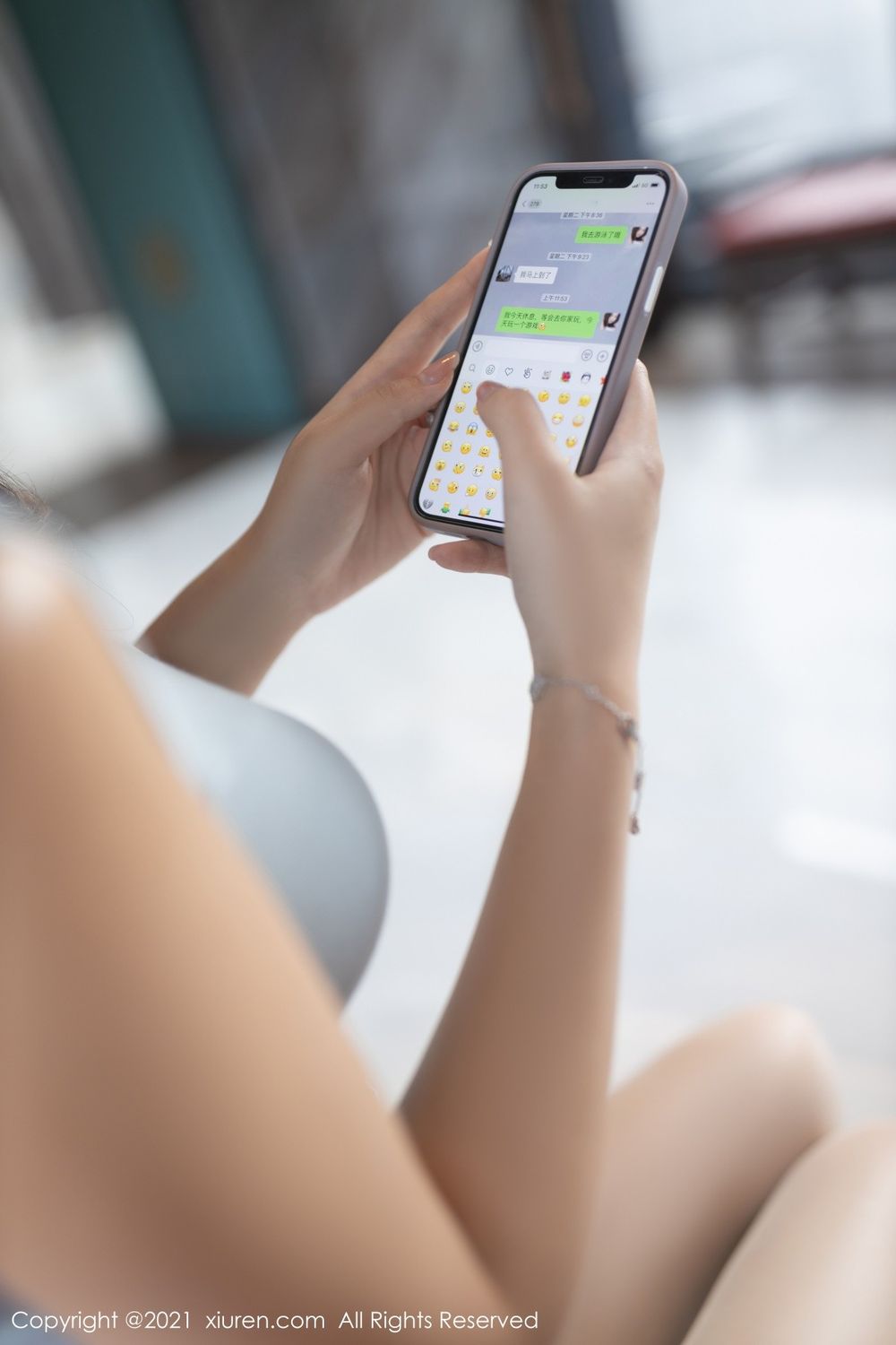 秀人网美女模特唐安琪丝袜美腿猜拳游戏主题江浙沪旅拍