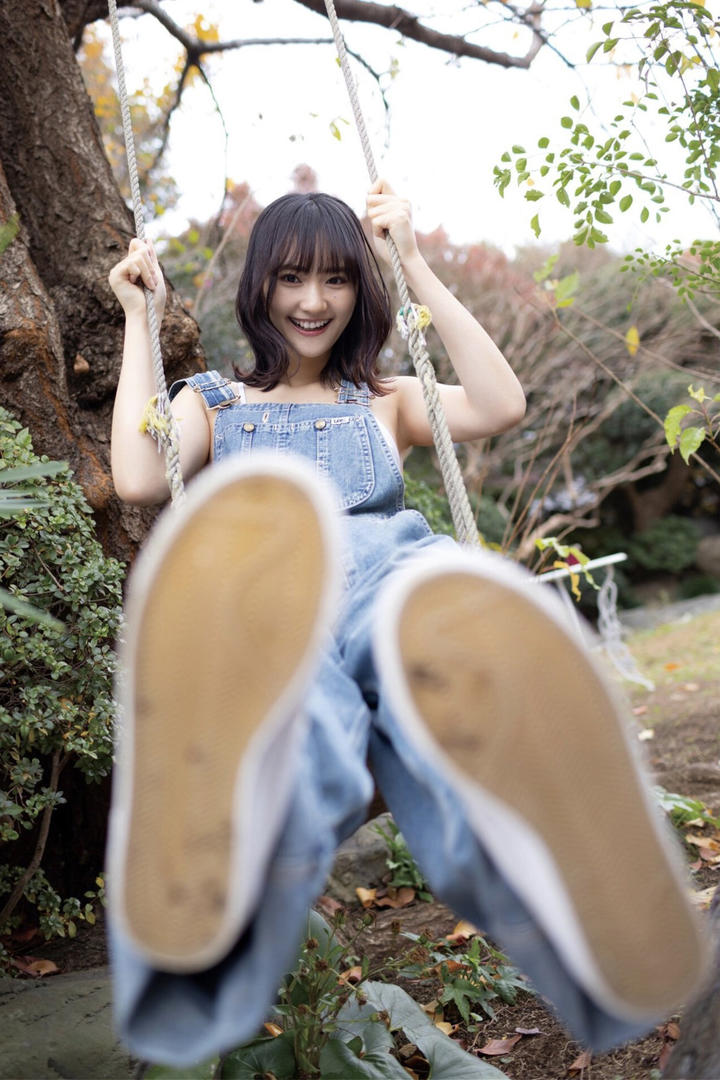 日本美女荡秋千图片