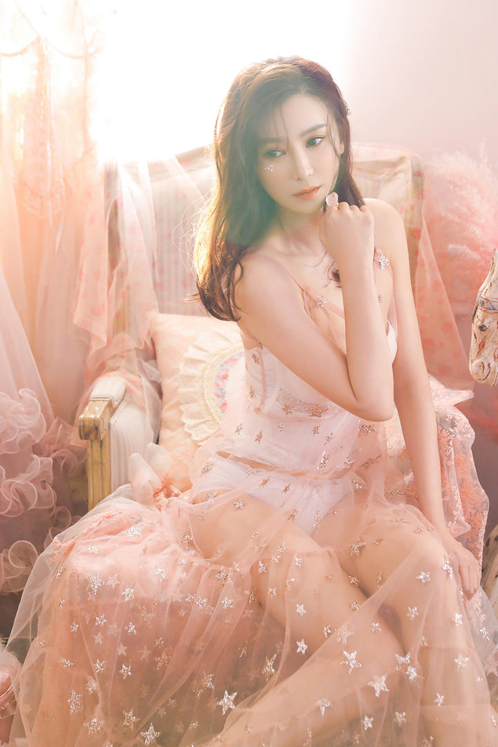 坐在椅子上的极品气质清纯美女写真