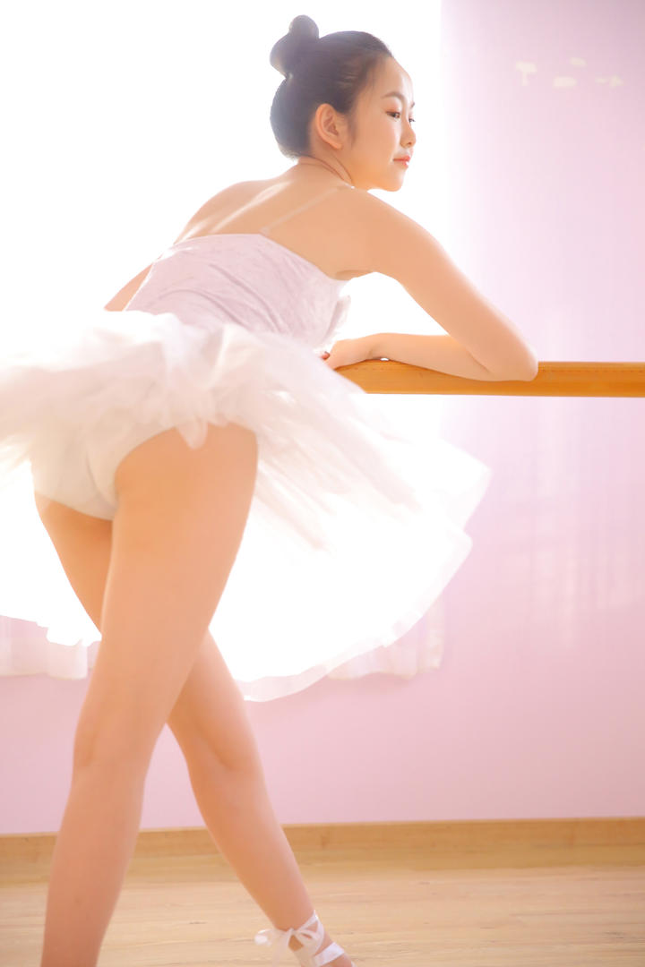 跳芭蕾舞的清纯美女艺术系美女写真图片