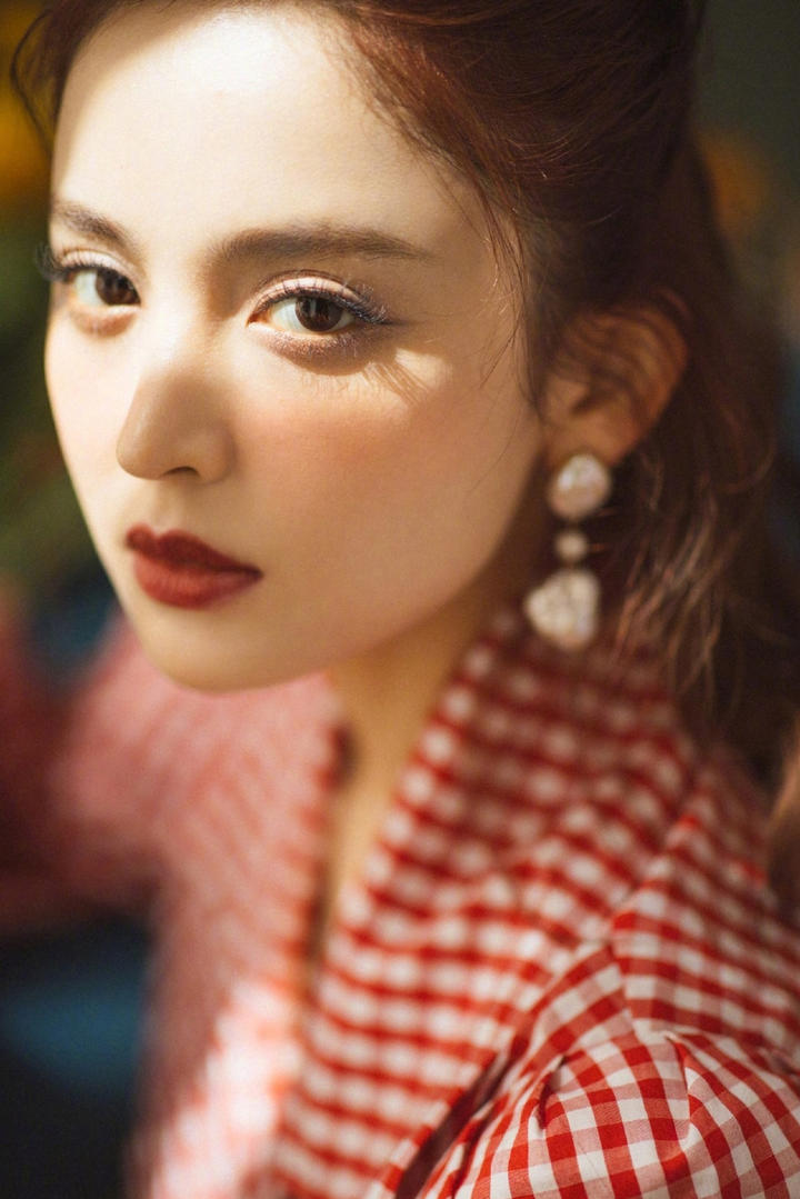 中国美女明星古力娜扎红色格纹衫气质写真图片