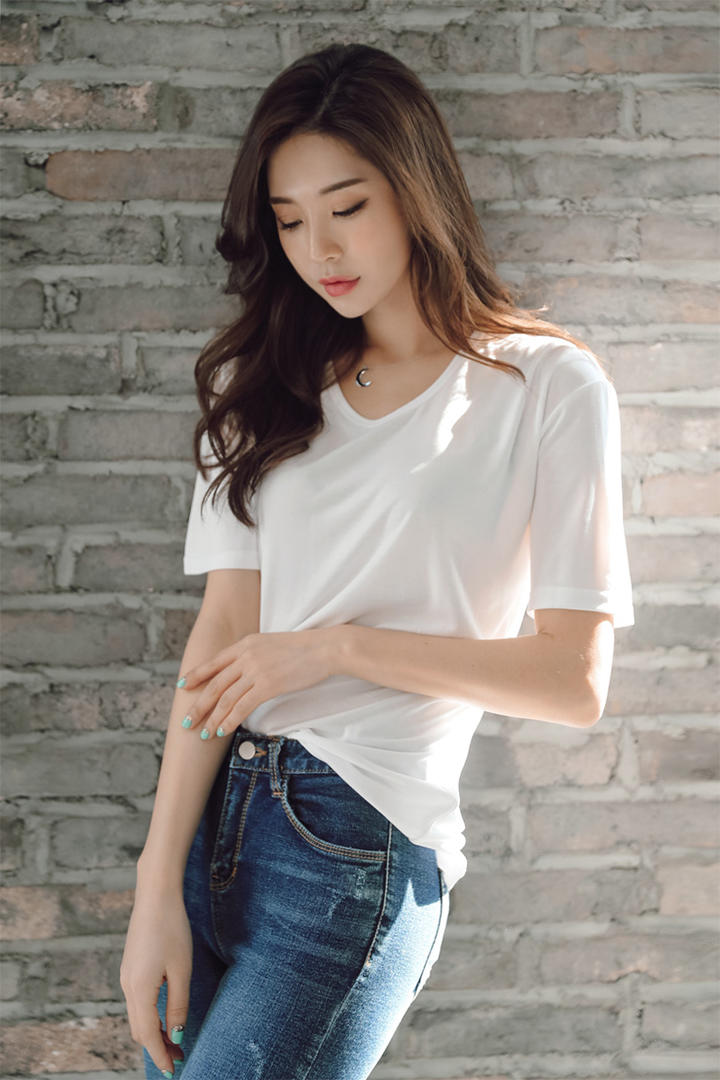 穿着牛仔裤的韩国清纯模特尹爱智写真