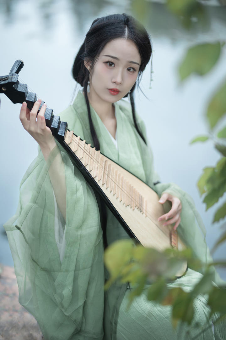 弹琵琶的青衣汉服美女唯美艺术图片