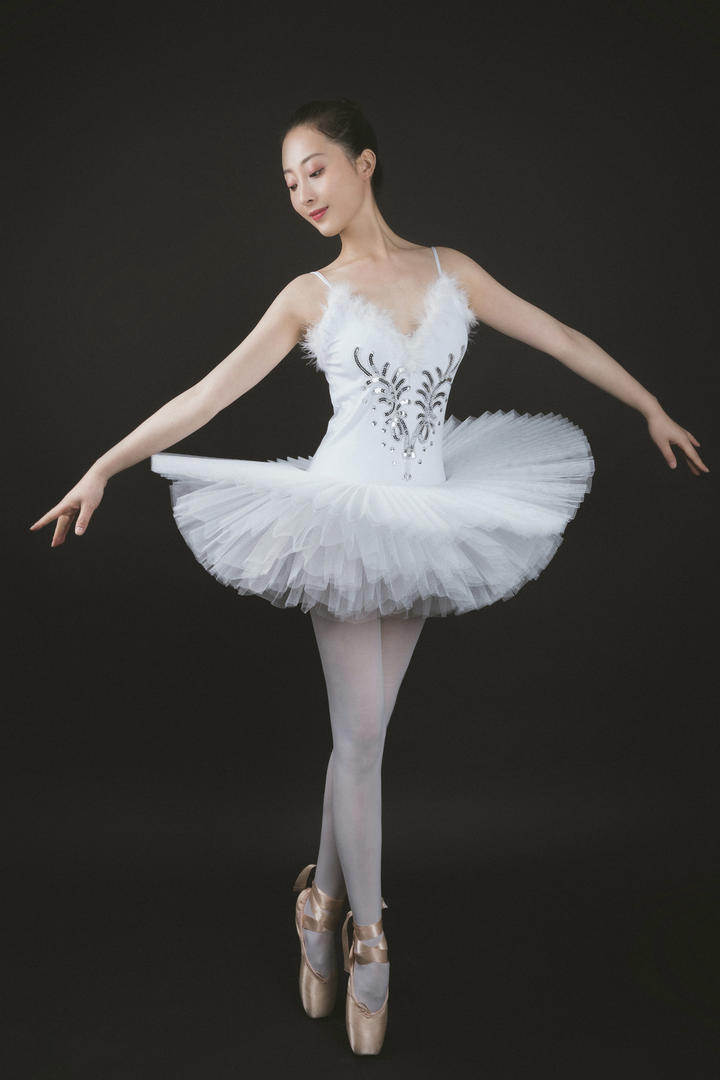 翩翩起舞的芭蕾舞美女佳敏人体艺术写真图片