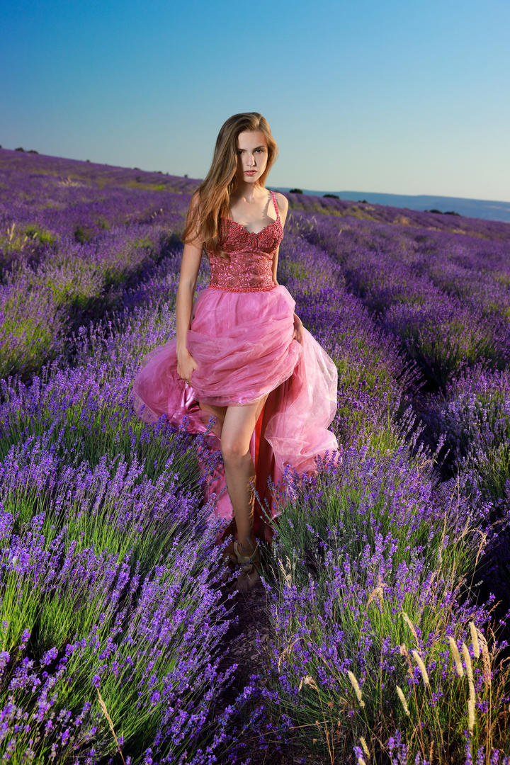 薰衣草花海中的欧美MetArt人体美少女写真