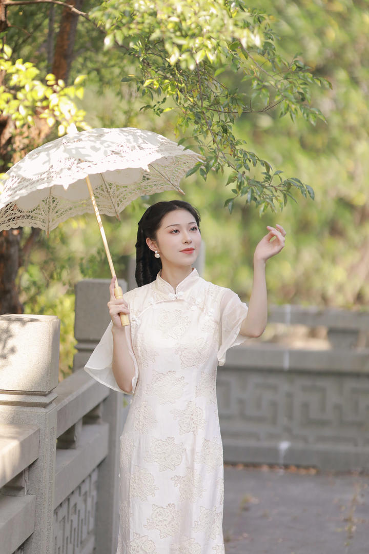 撑着伞的古典美女夏日摄影写真图片
