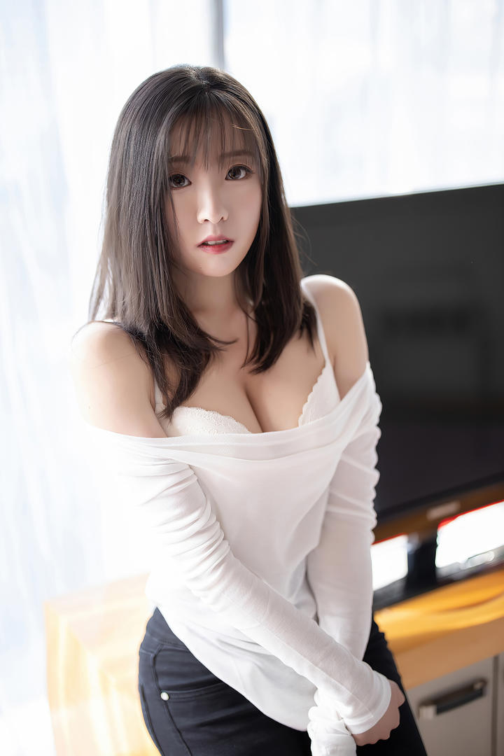 4K高清清纯美女蜜桃酱胸大美女写真图片
