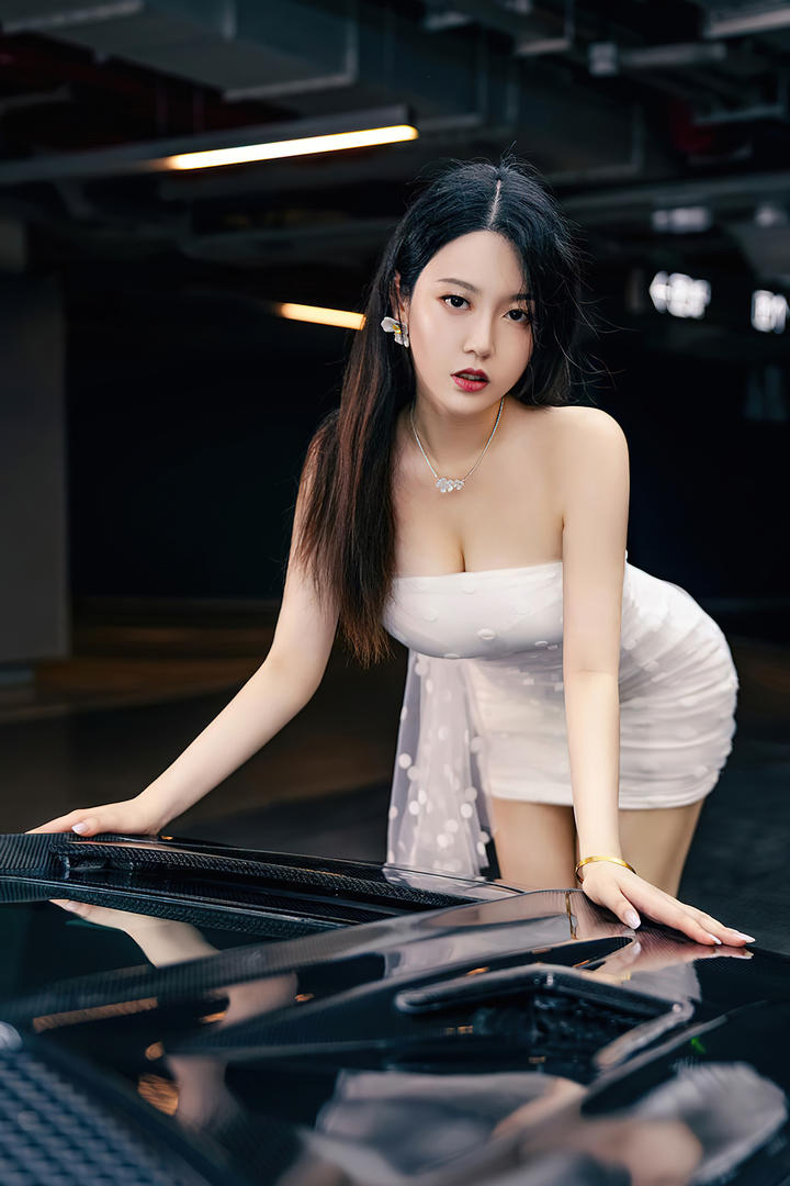 身材劲爆的国产美女车模钟晴大尺度性感写真图片