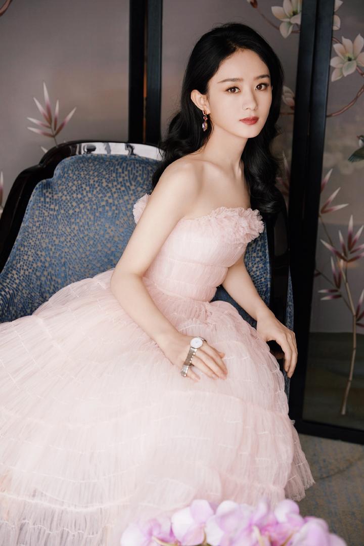 穿着粉色抹胸长裙的美女明星赵丽颖图片