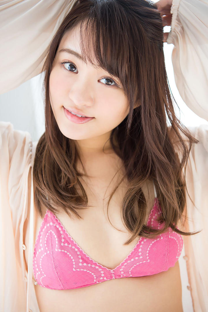 性感粉色内衣的日本美女模特