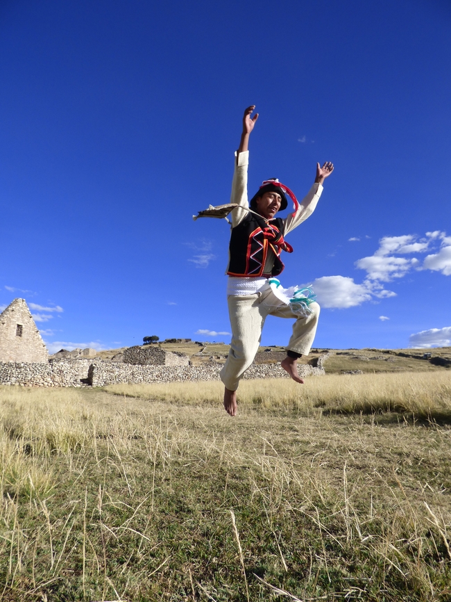 草原欢呼雀跃帅哥图片