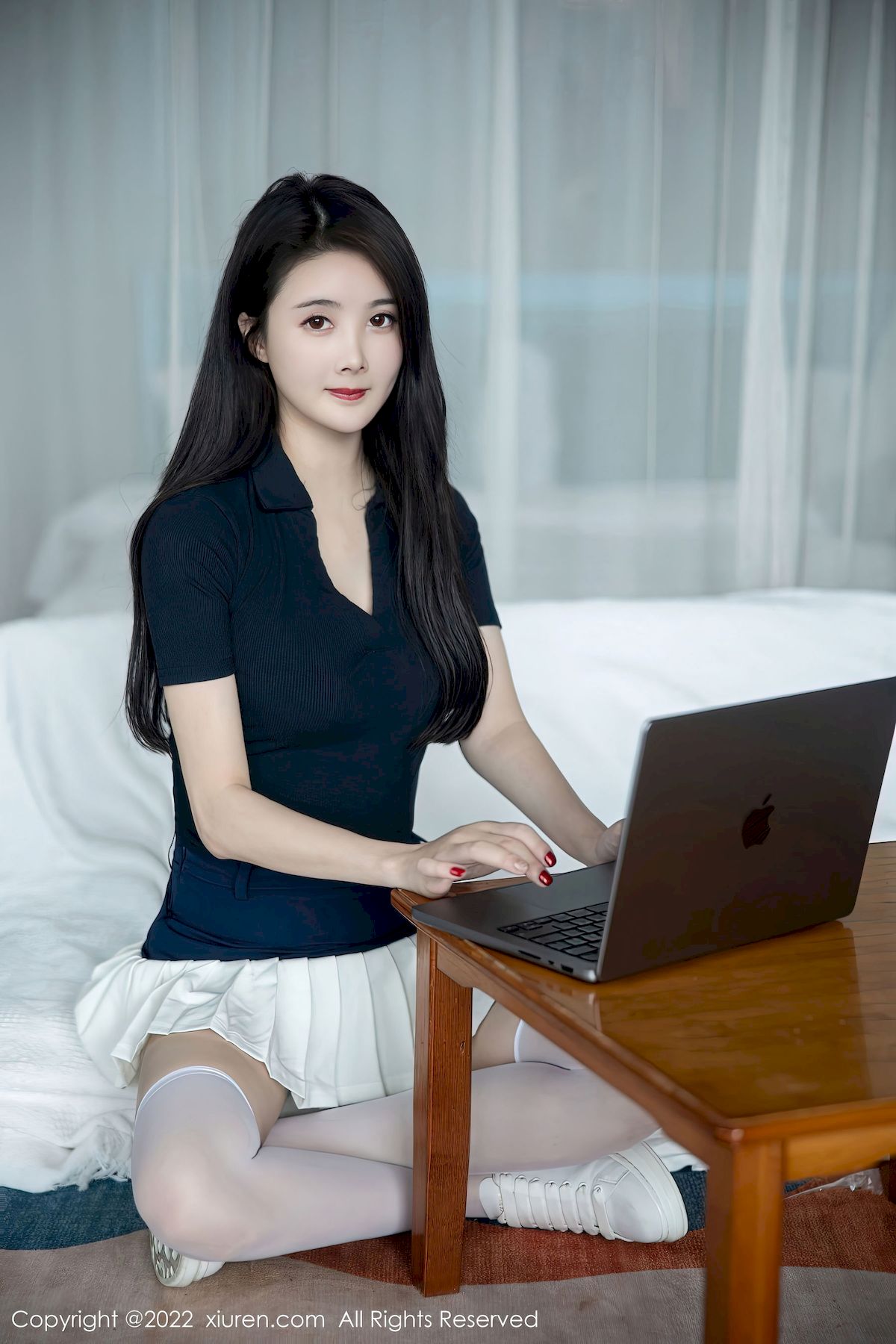 秀人网美女模特summer宝宝深色上衣搭配白色短裙性感写真